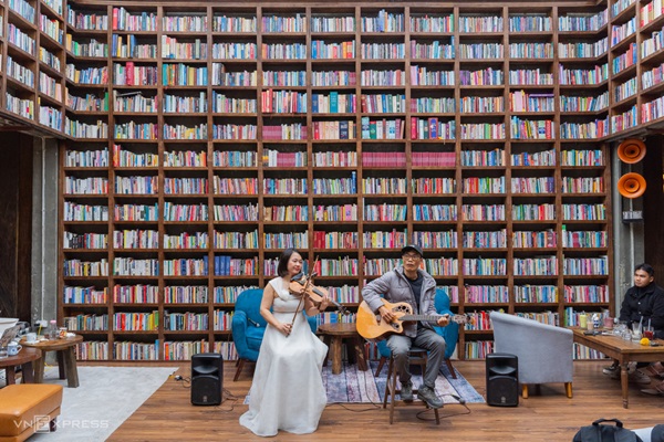 Quán cà phê trang trí ba tấn sách ở Hà Nội